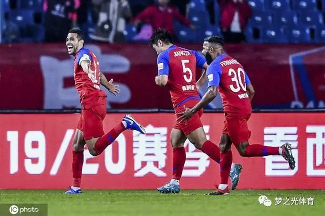 莱切保级生死战,斯特雷费扎补时点球续命成功  莱切保级生死战,斯特雷费扎补时点球续命成功