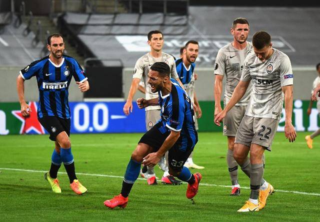 斯特拉斯堡攻势如潮,边路传中制造制胜良机  斯特拉斯堡攻势如潮,边路传中制造制胜良机