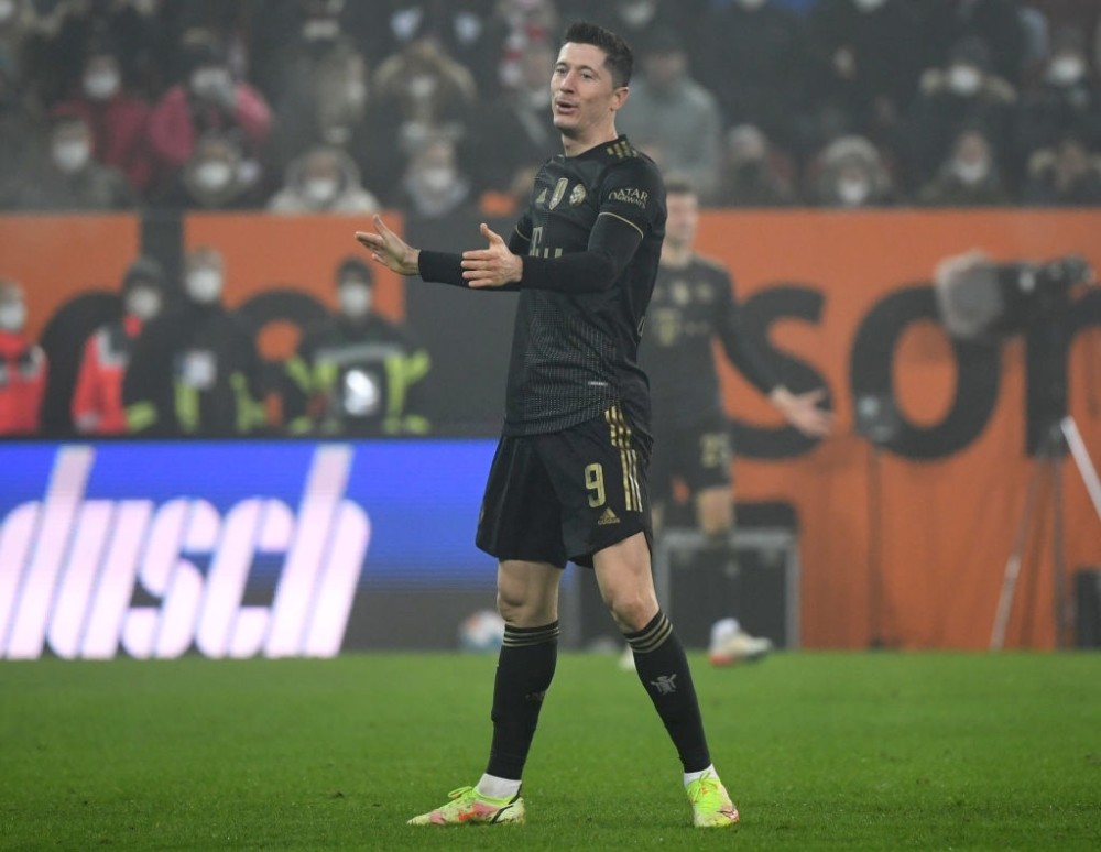 奥格斯堡定位球显威力,德甲保级队拿下关键三分  奥格斯堡定位球显威力,德甲保级队拿下关键三分